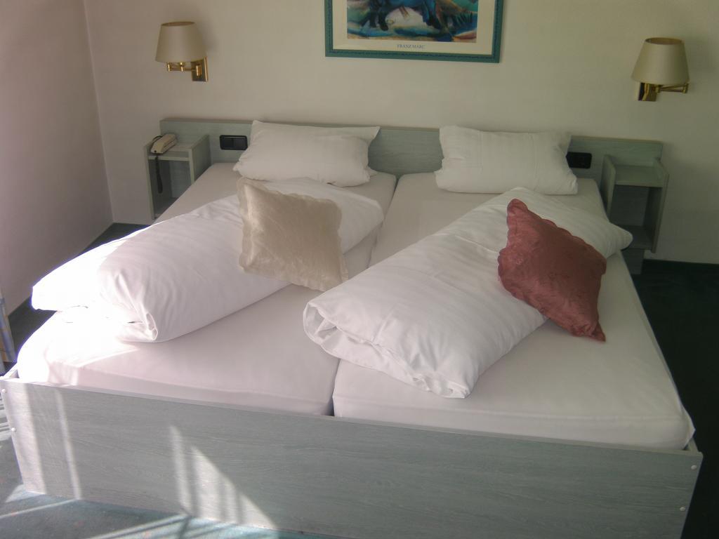 Hotel Deutsches Haus บัดบรึคเคนเนา ภายนอก รูปภาพ